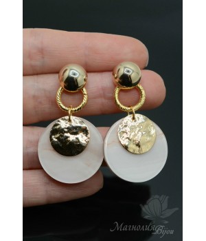 Серьги с бежевыми подвесками(пластик), позолота 16 карат