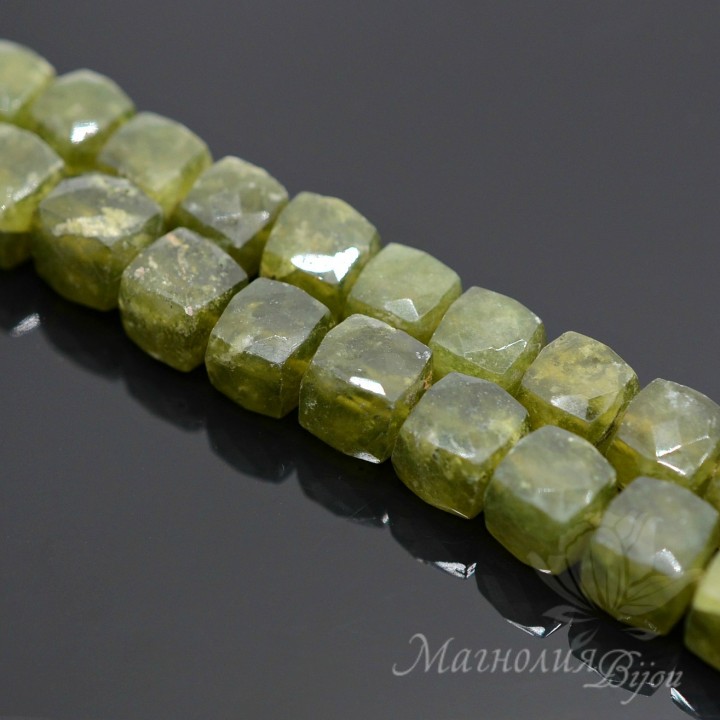 Везувиан квадратные бусины 7-8мм, 1 штука