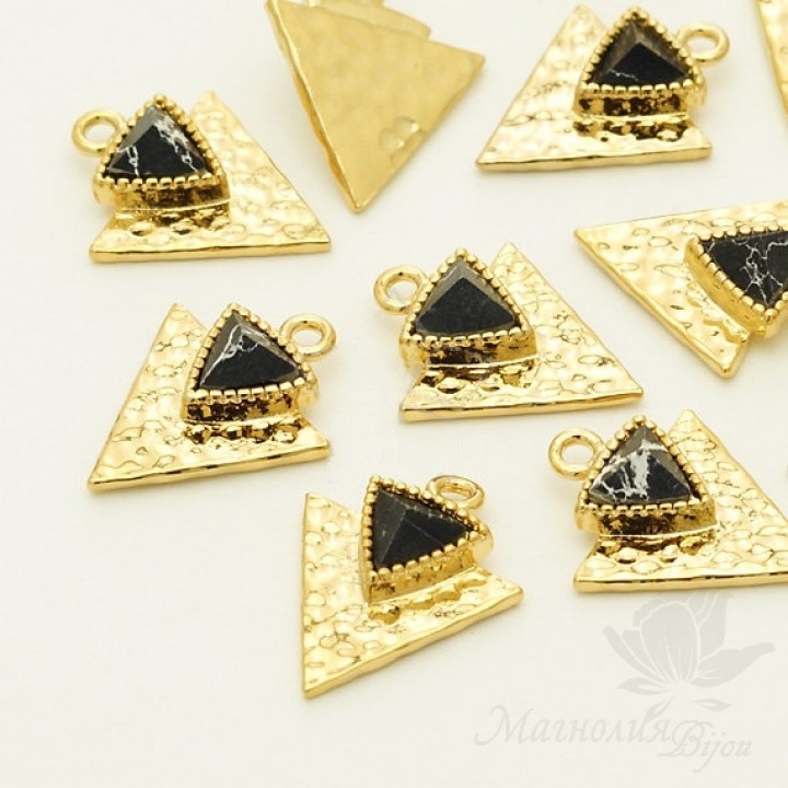 ПОДВЕСКА "Треугольник" с нат. говлитом, позолота 16 карат