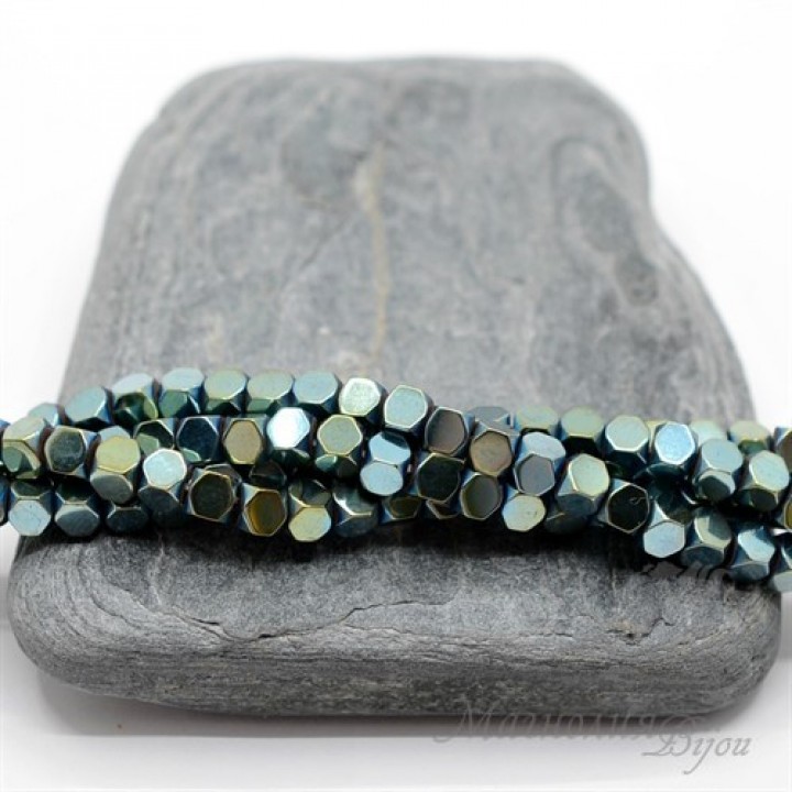 Hematita cubo 4mm con recubrimiento de titanio verde, 20 und.